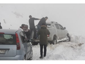 Kayak merkezi yolunda mahsur kalanlar kurtarıldı