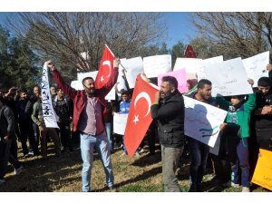 Suriyeliler sınırda YPG’yi protesto etti