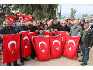 Sınırın sıfır noktasında vatandaşlara Türk bayrağı dağıtıldı