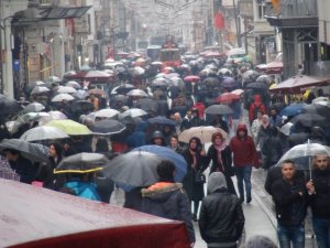 İstiklal Caddesi’nde şemsiyeli vatandaşların ilginç görüntüsü