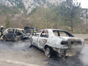 Bursa’da iki otomobil alev alev yandı, faciadan dönüldü: 8 yaralı