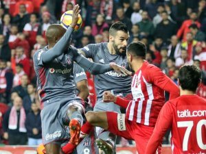 Süper Lig: Antalyaspor: 1 - Beşiktaş: 1 (İlk yarı)
