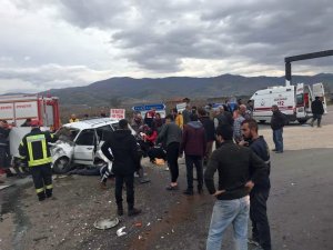 Alaşehir’de otomobil ile kamyonet çarpıştı: 6 yaralı