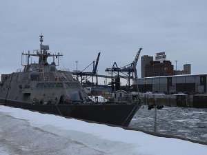 ABD savaş gemisi Montreal’de buzlara sıkışarak mahsur kaldı