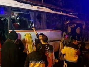 Servis otobüsü eve çarptı: 4 ölü, 2 yaralı