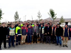 Başkan Çakır, işçilerle birlikte ağaç dikti