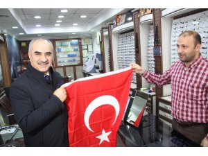 Mehmetçik’e destek için 12 bin Türk bayrağı dağıtıldı