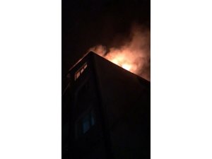 4 katlı binanın çatı katında çıkan yangın korkuttu