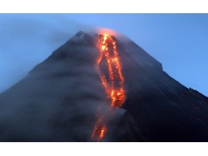 Filipinler’in en aktif yanardağı patladı