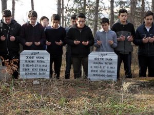 Depremde ölen öğrencilerin mezarları okullarının bahçesinde