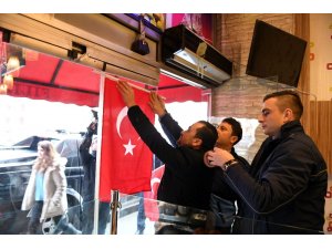 Isparta esnafından Türk bayrağı kampanyasına destek