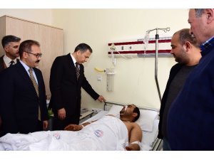Vali Yerlikaya, Kilis’e düşen roketle yaralanan Mustafa Kara’yı ziyaret etti