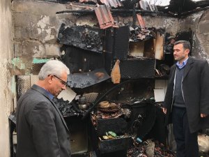Elektrik kontağı imamın evini yaktı
