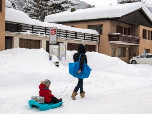 Yoğun kar yağışı İsviçre’de kara ve demiryollarını kapattı
