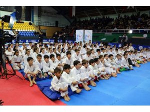 Dünya Şampiyonu Erkan tecrübelerini karatecilere aktardı
