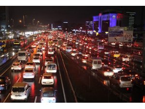 İstanbul’da sağanak yağış trafiği olumsuz etkiledi
