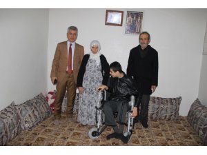 Cizre Belediyesinden engelli gence tekerlekli sandalye desteği