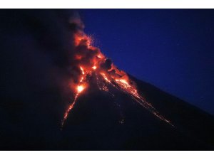 Mayon yine lav püskürdü, 26 bin köylü tahliye edildi