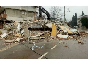 Tehlike arz eden bina Kartepe Belediyesi tarafından yıkıldı