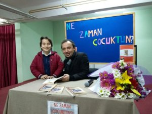 Eğitimci-Yazar Altınöz yeni kitabını öğrencileri için imzaladı