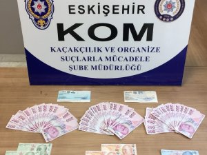 Eskişehir’de kalpazanlar sahte 10 bin lirayı piyasaya sürmek isterken yakalandı