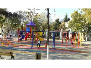 Çocuklar, Ahmet Yesevi Parkı’nda tatilin tadını çıkarıyor