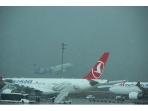Atatürk Havalimanı’nda ilginç kar manzarası