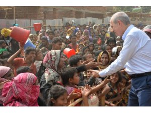 Bakan Kurtulmuş, Bangladeş’te Arakanlı Müslümanların kaldığı kampları ziyaret etti