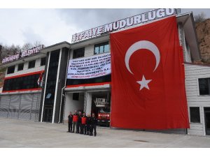 Zeytin Dalı’na destek için dev Türk bayrağı astılar