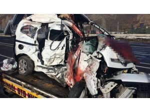 Bingöl’de yolcu otobüsü ile hafif ticari araç çarpıştı: 4 ölü, 7 yaralı