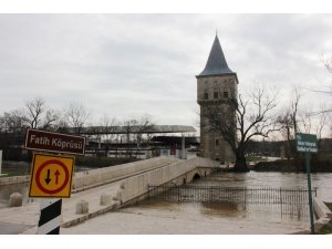 Tunca Nehri riskli seviyede akmaya devam ediyor