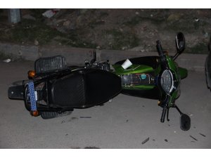 1 motosiklete 4 kişi binen Afgan aileye otomobil çarptı: 4 yaralı