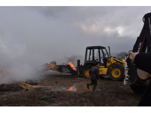 Çiftlikte çıkan yangında tonlarca saman ile iş makinesi kül oldu