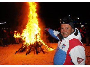 Federasyona kızan kayak hocaları 40 bin liralık kayak takımı yaktı