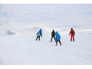 Yalnızçam’da kristal kar üzerinde kayak keyfi