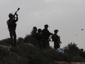 İsrail askerleri 20 Filistinliyi gözaltına aldı