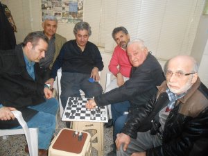 Şairler 75 yaşındaki ustadan satranç öğreniyor