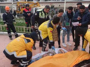 Taksim Meydanı'nda bir kişi kendini yaktı