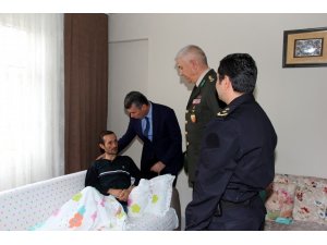 Kaymakam Ali Sırmalı Afrin’de yaralanan Mehmetçiği ziyaret etti