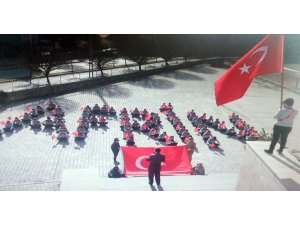 Yozgat’ta öğrenciler okul bahçesinde ’Afrin’ yazıp Türk bayrağı açtı