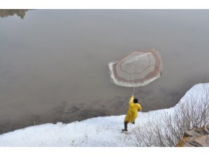Kars’ta eriyen buzlar balıkçılara yaradı