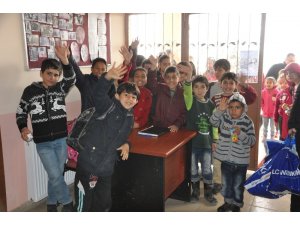 Çukurova Belediyesi’nden Aladağ’daki öğrencilere giysi yardımı