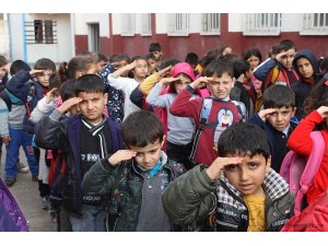 Öğrenciler harçlıklarını Afrin’deki Mehmetçik’e gönderdi