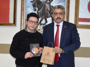 15 yaşındaki Furkan, kitabını Başkan Alıcık’a hediye etti