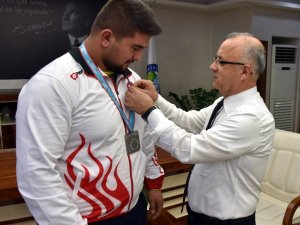 Başkan Kayda, Türkiye ikincisi judocuyu altınla ödüllendirdi