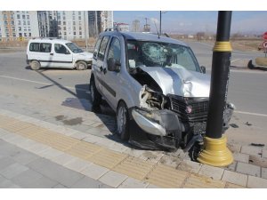 Sivas’ta iki hafif ticari araç çarpıştı: 6 yaralı