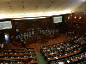 Yeniden ertelenen Kosova meclis oturumunda gergin anlar