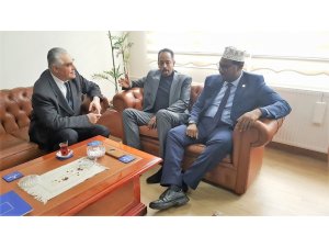 Somalili vekilden, İhlas Vakfı Mütevelli Heyet Başkanı Ahmet Tuncer’e ziyaret