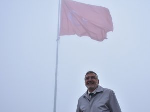 İnönü ilçesinde dev Türk bayrağı gönlere çekildi