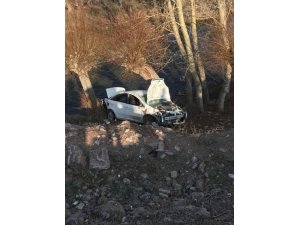 Otomobil dere yatağındaki ağaçlara çarptı: 3 ölü